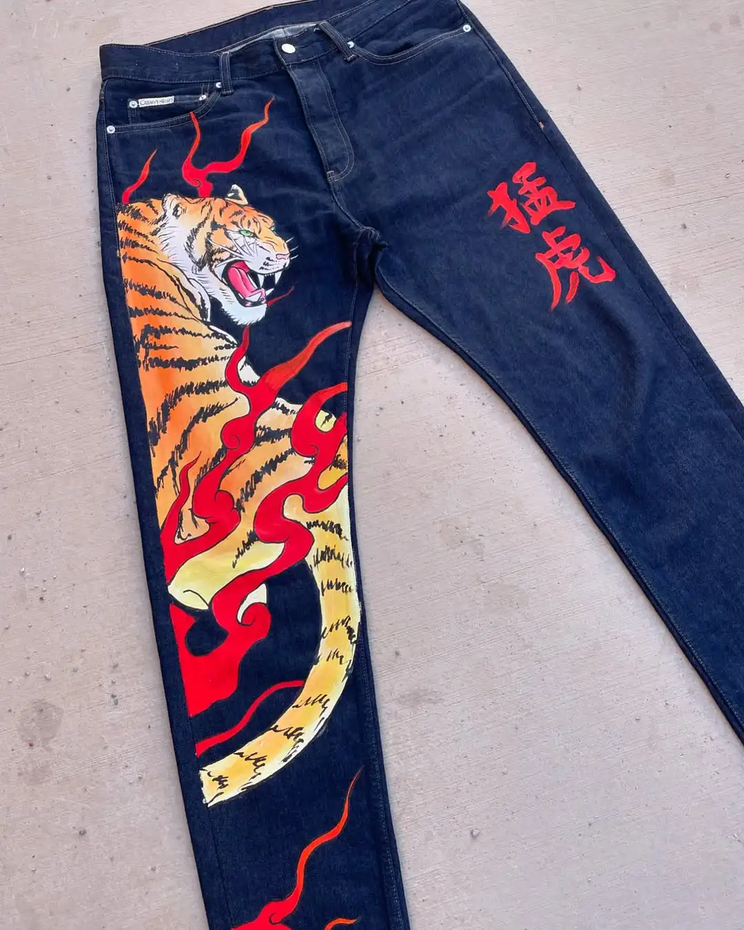 

Мужские джинсы с принтом дракона и тигра в американском стиле, ковбойские, для повседневной носки, в стиле хип-хоп, для города и улицы