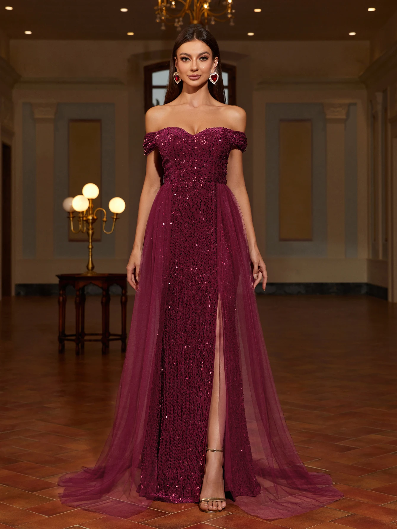 

Бордовое струящееся платье на одно плечо с блестками