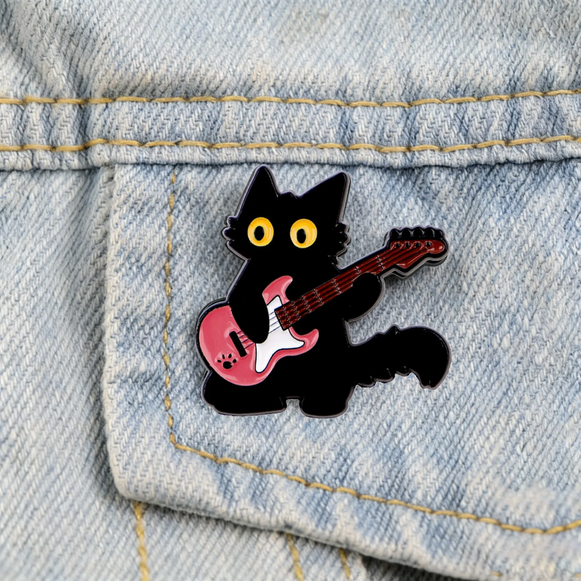 Cartoon-Katze Gitarren-Emaille-Pin Rockmusik-Abzeichen Niedlicher Tier-Anstecker für Kleidung Accessoires Sammlerstück Geschenk für Musikfans