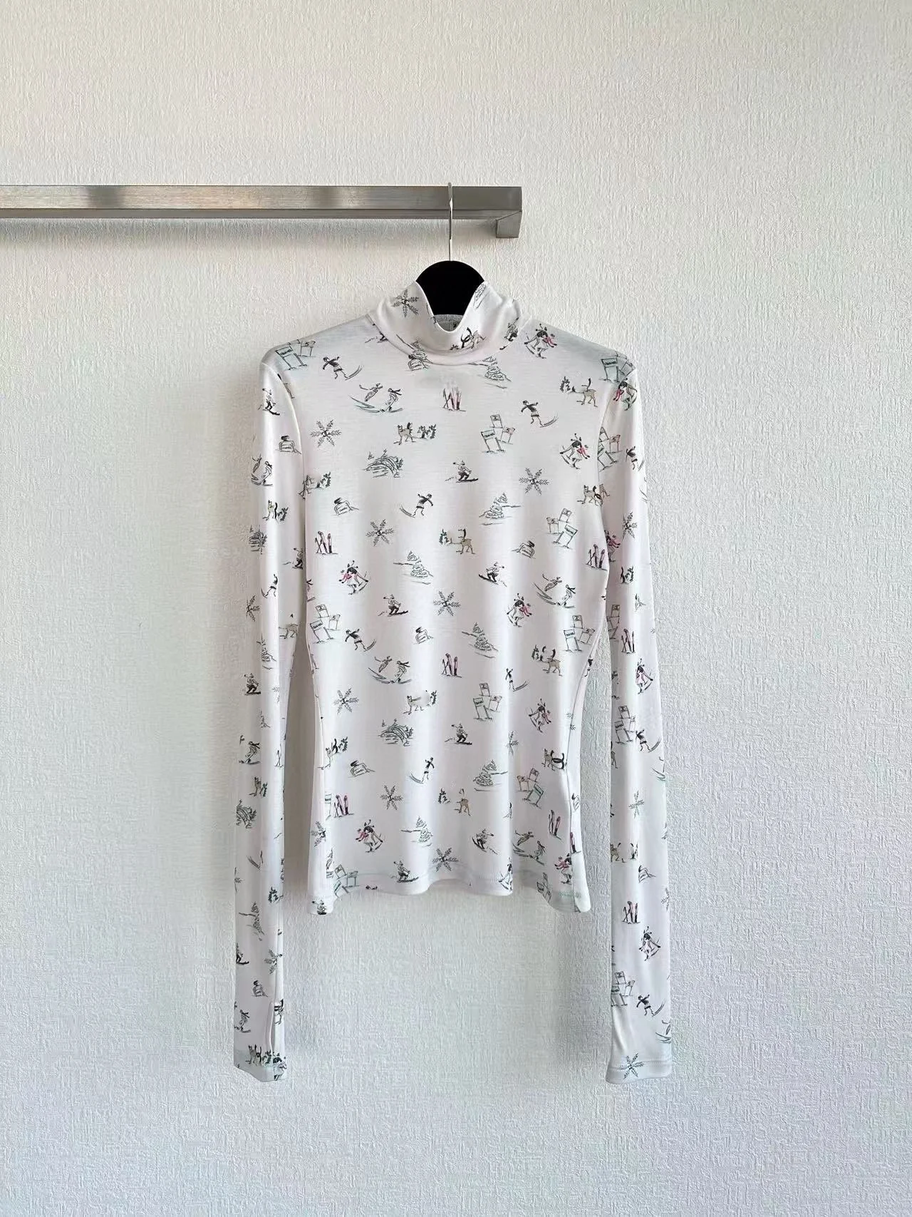 

Новый женский лыжный топ из лиоцелловой ткани с мягкой и обвисшей текстурой, с принтом и лыжными узорами, роскошная лыжная коллекция.