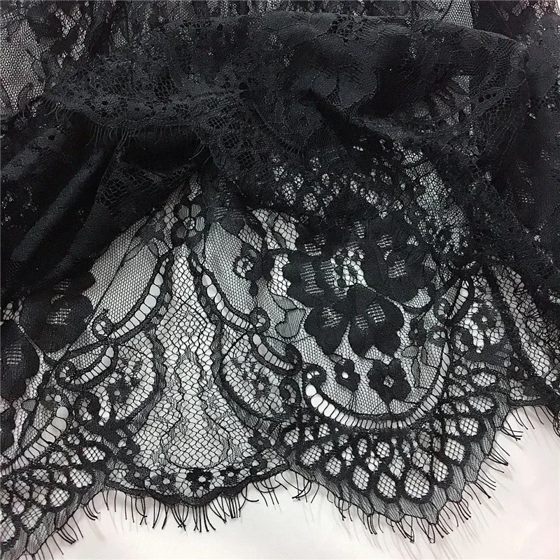 

Весенне-осенний свитшот, носимый в несколько слоев, с женской кружевной юбкой-полусолнце, сочетаемый с свитером с искусственным подолом для скрытия бедер.