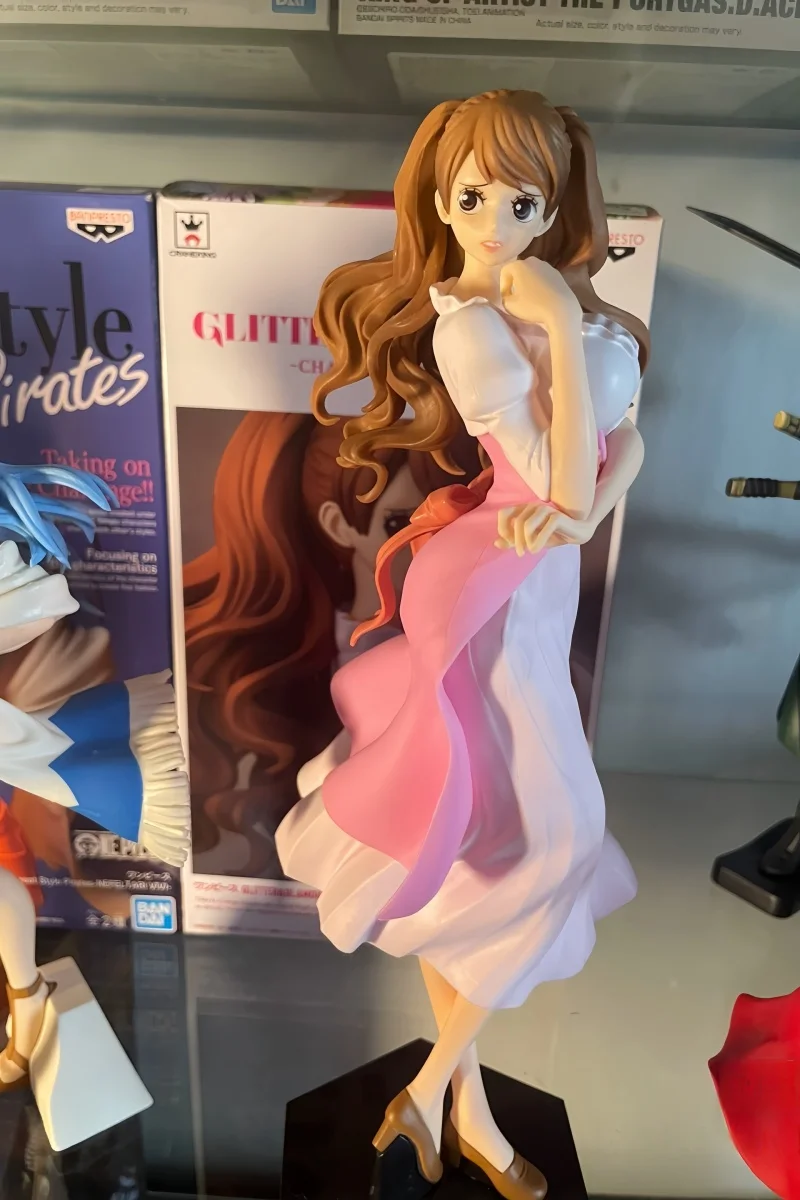 La statuetta monopezzo di Bandai Eyewear brilla con ciondolo. Nami Boa Hancock Robin Anime Personaggio Action Figure Modello Ornamento Regalo