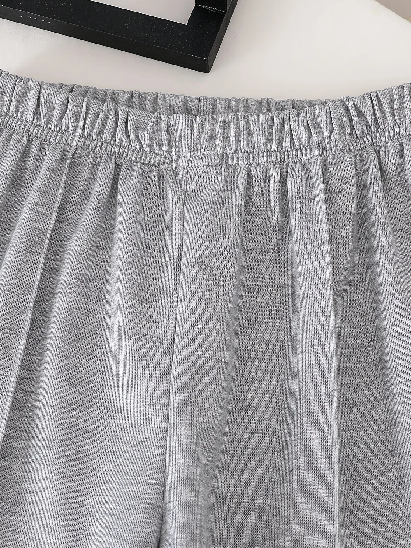 Mädchen-Herbstoutfit: Graues und schwarzes, mit Schleifen verziertes, langärmeliges Oberteil mit Rundhalsausschnitt und weit geschnittener Hose, zweiteiliges Set, geeignet für Chi. – Detail 4