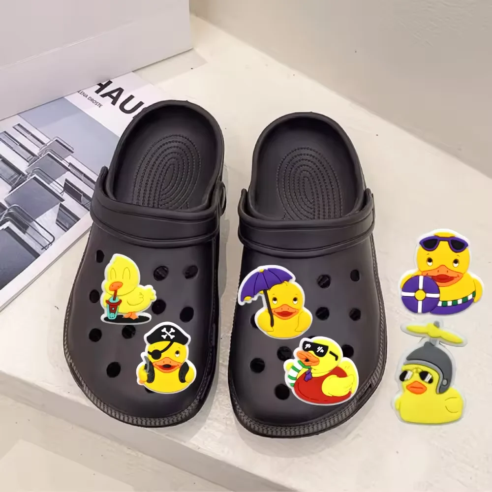 10 pçs pequeno pato amarelo sapatos encantos acessórios caber tamanco mochila pulseiras sapato decorar fivela festas de natal crianças presente