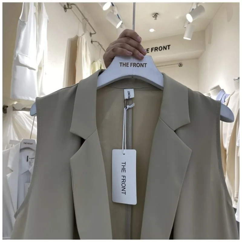 Abito estivo ampio e sottile da donna con risvolto senza maniche e un bottone