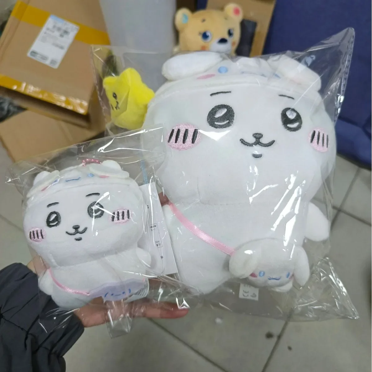 Urso auto-deprecator chiikawa sanrios jiikawa brinquedo de pelúcia co-marca boneca pingente bonito jiyi xiaohachi udaki ornamentos de quarto