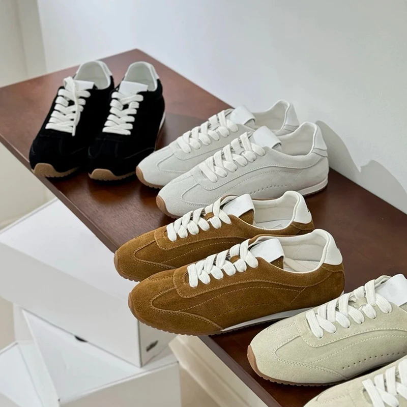 أحذية نسائية كاجوال من الجلد الطبيعي من جلد الغزال أحذية رياضية للرجال برباط للمشي أحذية بيضاء مصممة أحذية نسائية