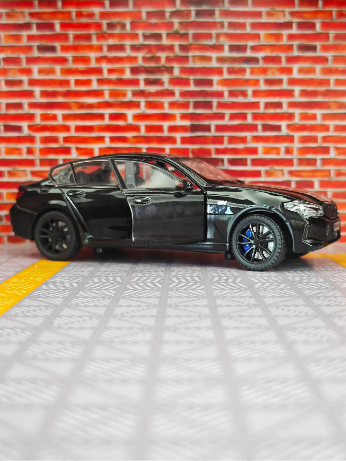 

1:32 M320i alloy car model ornaments pull-back acousto-optic toy doors and hood trunk can be opened