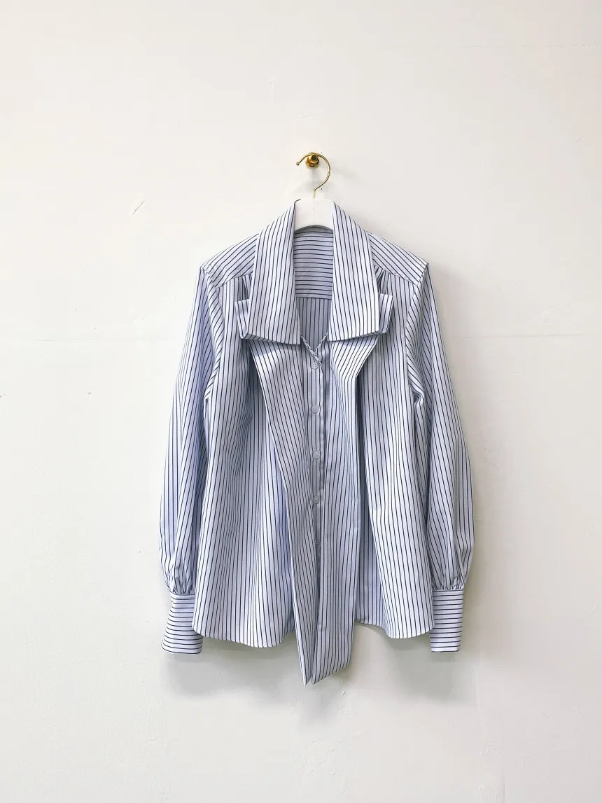 خريف 2025 قميص كوري برقبة على شكل V وأكمام طويلة بلوزة مخططة بأزرار واحدة الصدر ملابس خارجية للسيدات (lm12288)