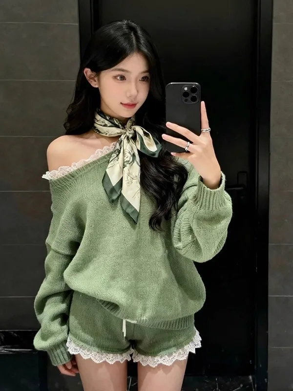 

Комплект из двух предметов: вязаный свитер свободного кроя с кружевными вставками и укороченные брюки с высокой талией. Новинка весенней коллекции. Повседневный модный ансамбль.