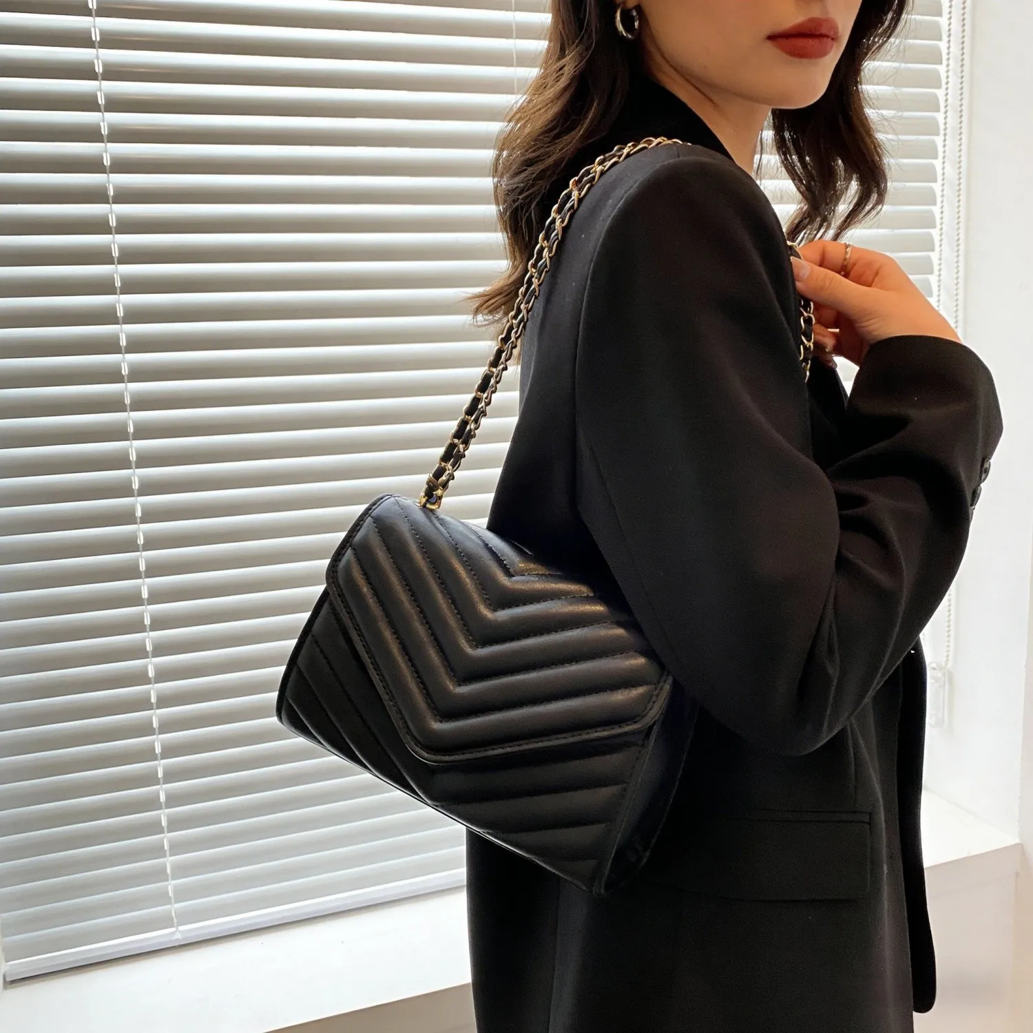 

Элегантная черная сумка-шеврон из мягкой искусственной кожи с контрастной строчкой, модная женская сумочка для повседневного использования