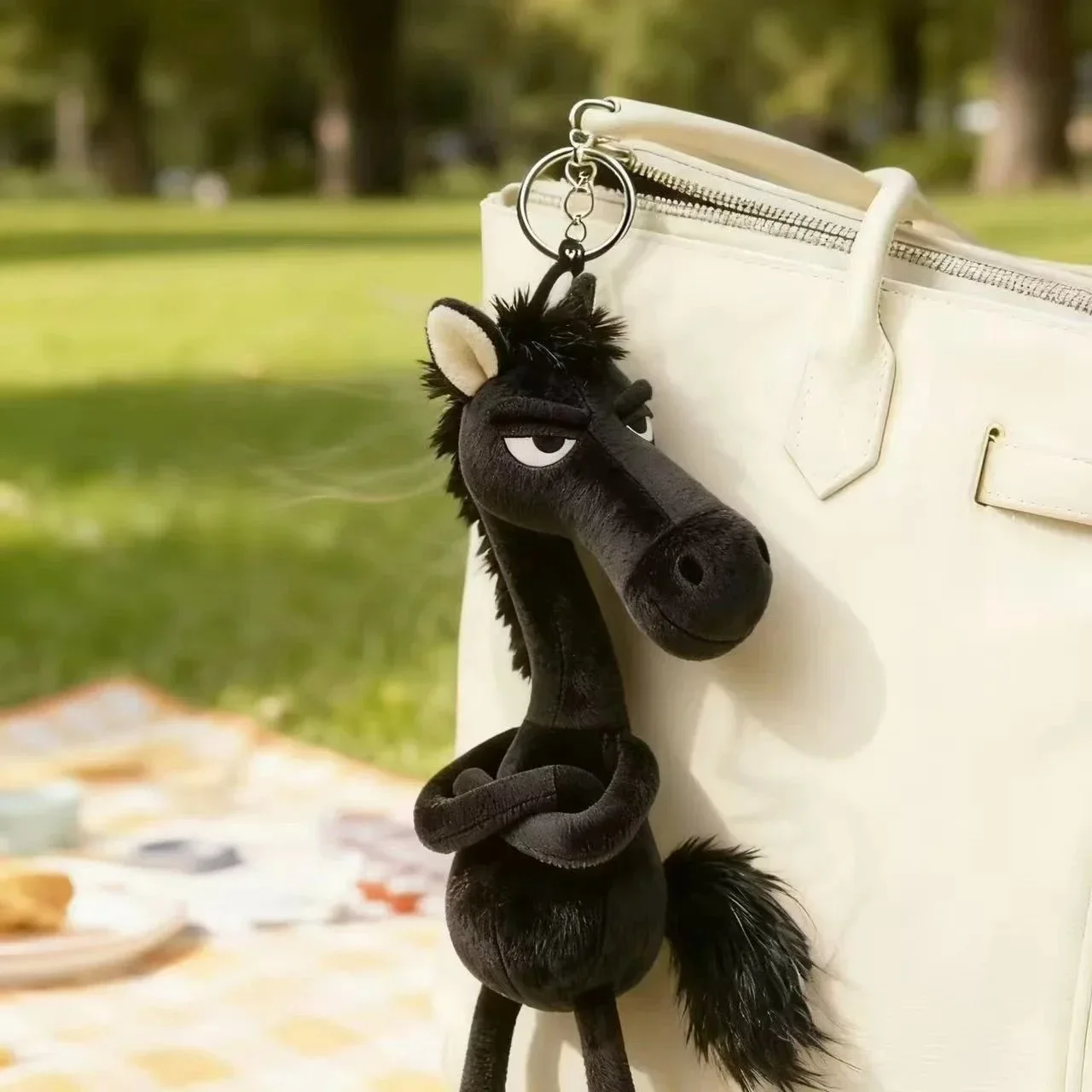 Lucky Black Horse Plüsch-Schlüsselanhänger, niedlicher Tier-Taschen-Charm-Anhänger, Kawaii-Tier-Plüsch-Schlüsselanhänger, lustige Auto-Innendekoration
