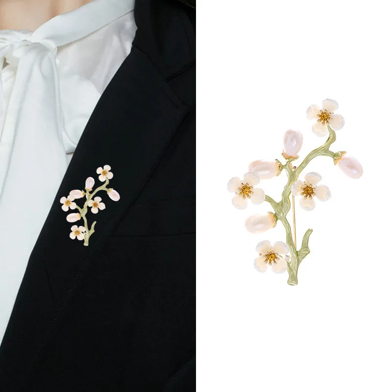 Spilla cheongsam con perle d'acqua dolce floreali smaltate fresche ed eleganti, un accessorio di fascia alta per le donne
