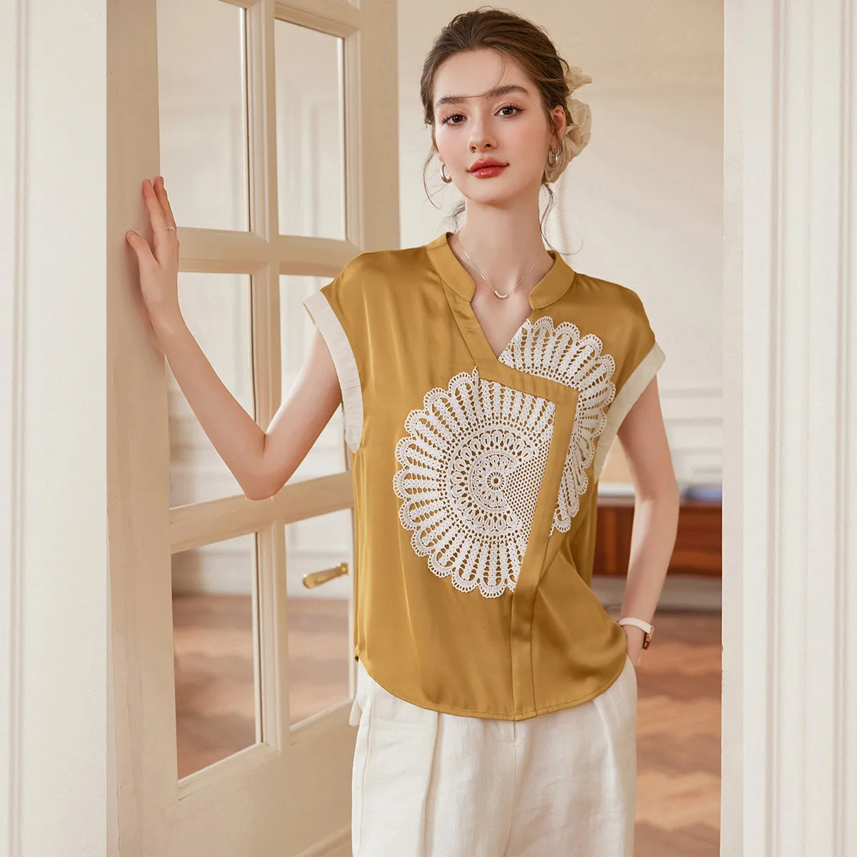 LOUIS YAO Color Contrasting Arc Pattern Splicing Lace Shirt 2025 Summer Fashionable Yellow Stand Up Collar Short Sleeved Shirt