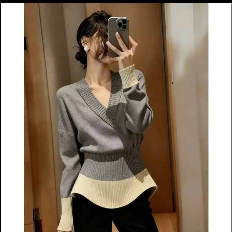 

Fashionable Color-blocked V-neck Long-sleeved Knit Sweater for Women New Autumn and Winter Style High-end Slimming Pullover Top