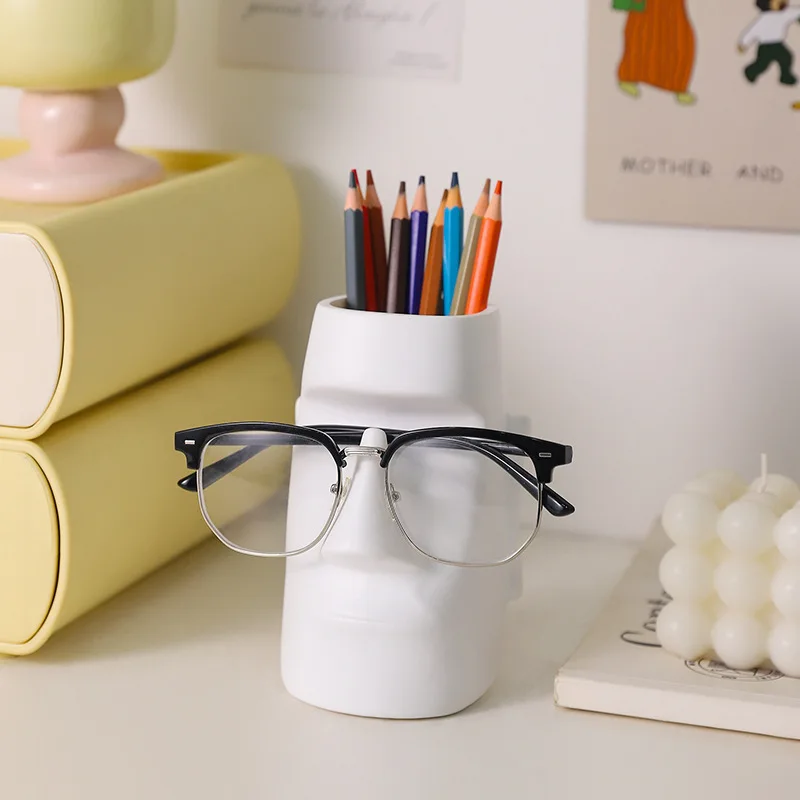 

Многофункциональный настольный органайзер для дома и офиса: подставка для ручек, стакан для хранения, декоративный элемент в виде статуи Моаи.