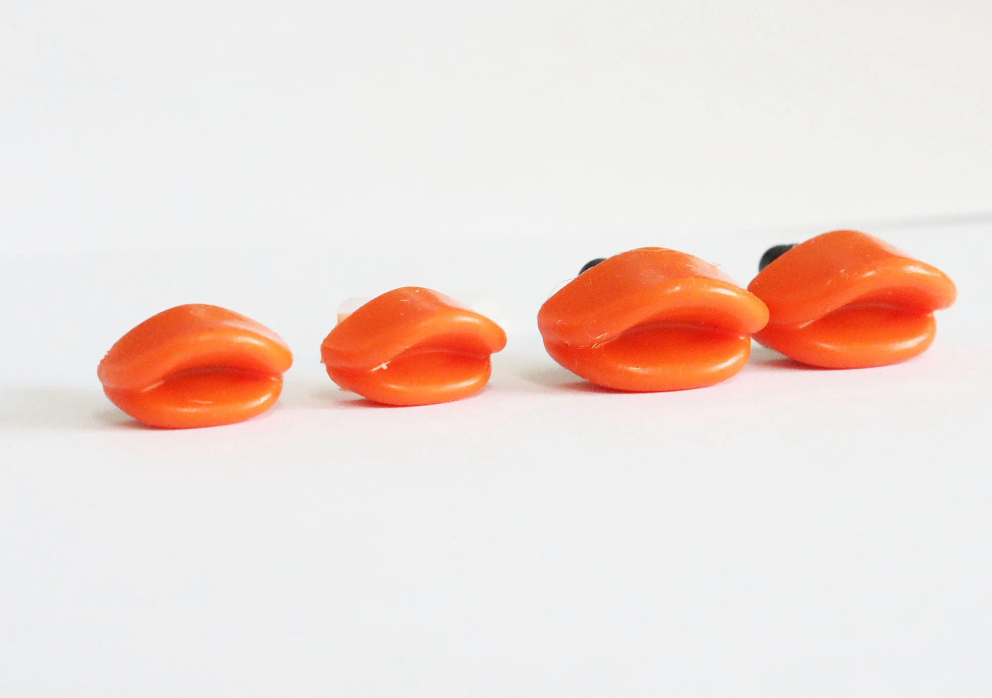 50 Stück/Los Neue Weiche 18MM 24MM 30MM Orange Farbige Tiermund-Plastikspielzeugteile mit Handpress-Unterlegscheibe – Größenoptionen – Detail 1