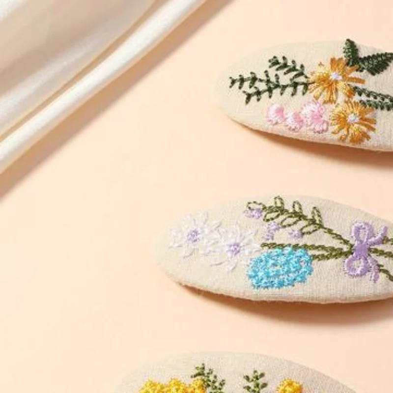 韓国製生地を使用したBBヘアクリップ。新鮮な葉っぱの刺繍が施されたレトロなヘアピン。滑り止め加工が施されており、女性向けのパーティーギフトに最適。 1