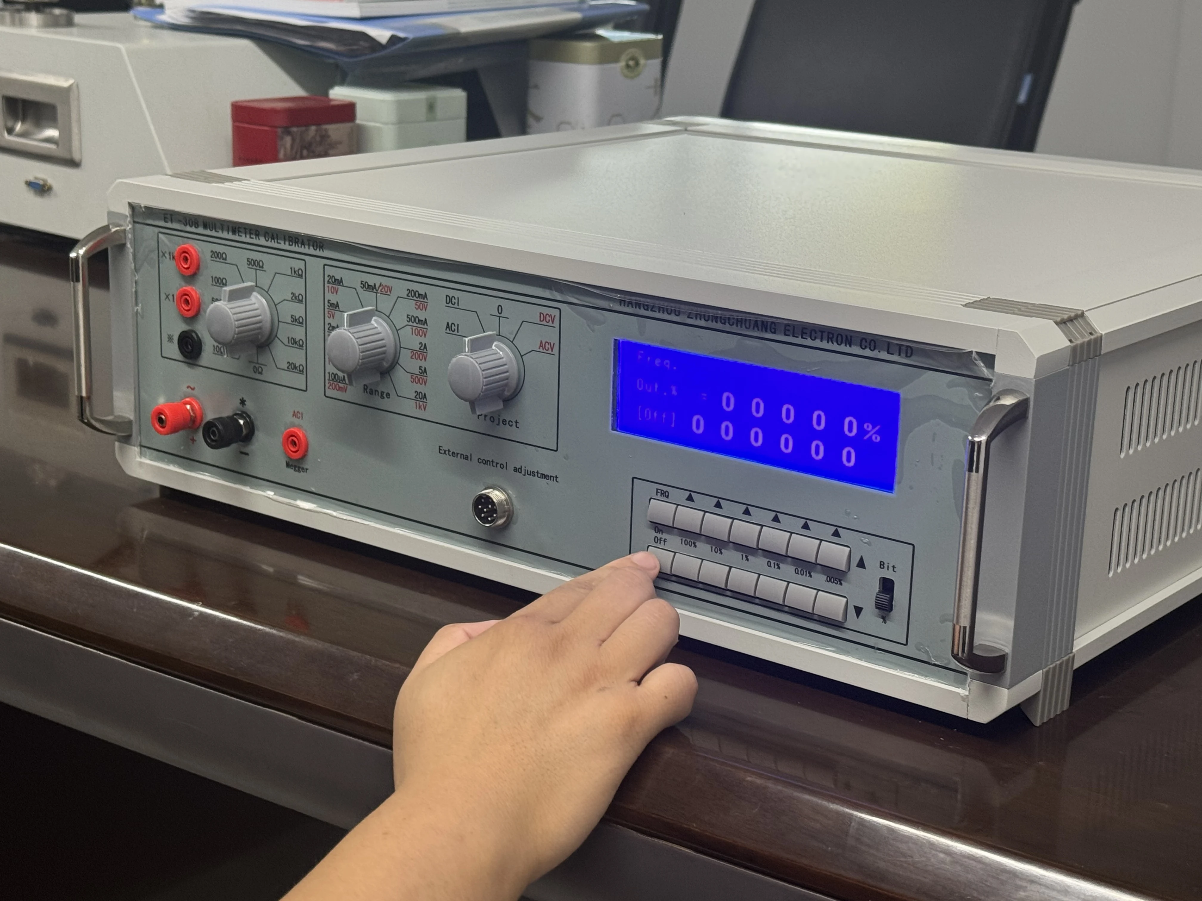 Multi Functional Calibration Instrument ET-30B Calibrate the Clamp Gauge and Multimeter Suitable for Laboratory Use