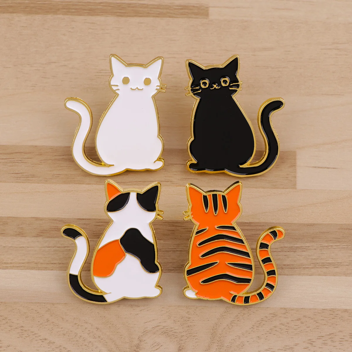 Sitzende Katze Emaille Pin Niedliche Metall Brosche Rucksack Hut Tasche Kragen Revers Abzeichen Männer Frauen Mode Schmuck Sammlung Geschenk 4 teile/satz
