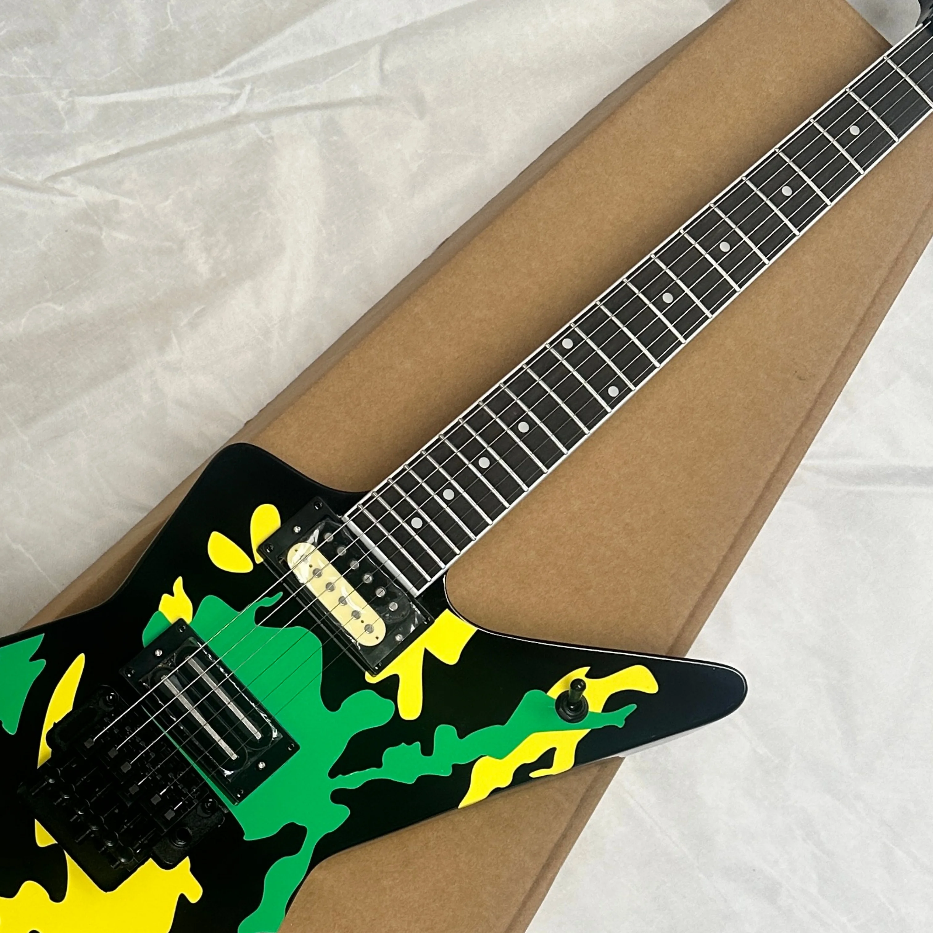 Classic 6-string camouflage electric guitar, tremolo system and rosewood fingerboard guitars, uniquely painted electric guitarra view 4
