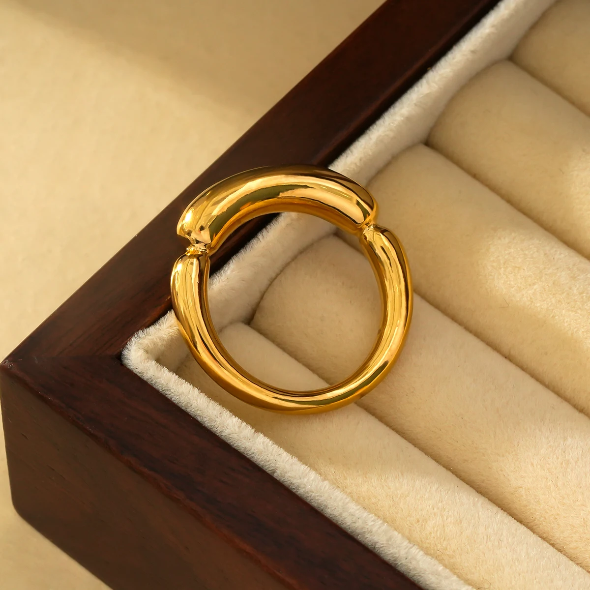 simple and fashionable 14k gold-plated stainless steel waterproof ring, suitable for various occasions such as dates, daily life