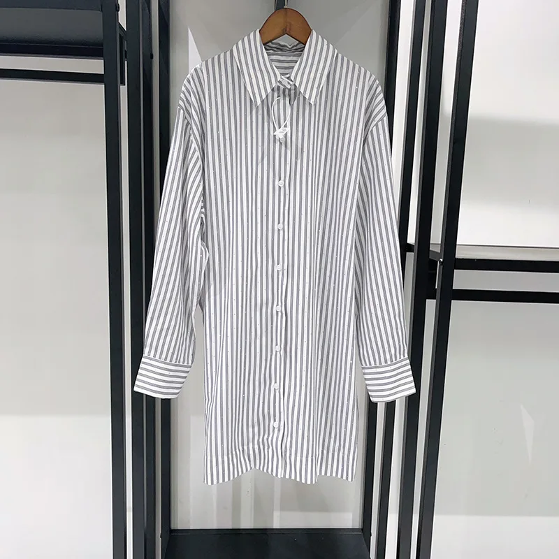 فستان بياقة قميص من قطعتين من القطن بتصميم جديد لعام 2025 مع فساتين تنورة مخططة عمودية بأحجار الراين