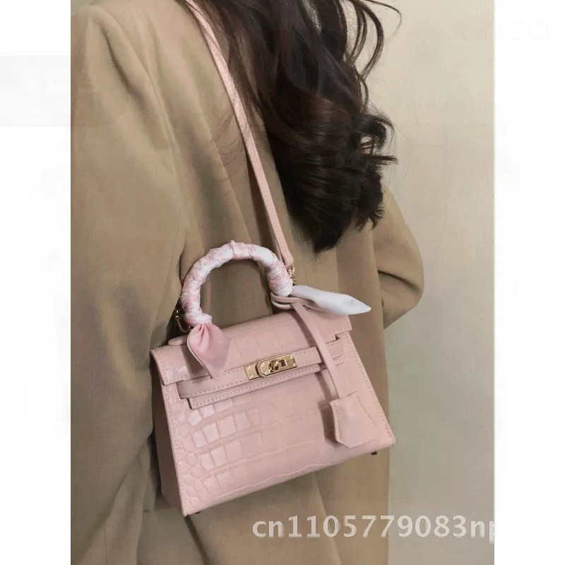 حقيبة يد نسائية فاخرة من كيلي خفيفة مع وشاح حريري سروال قصير وردي #2