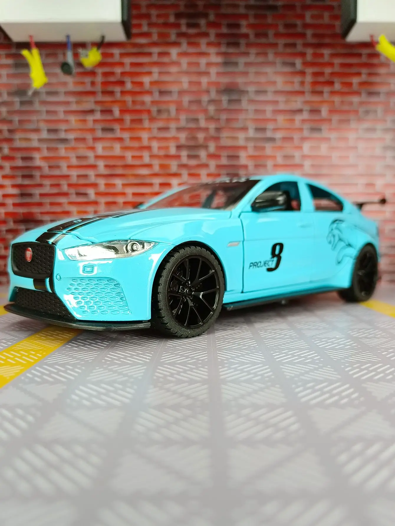 

1/24 Jaguar XE SV Project 8 Toy Car Model Alloy Diecast with Sound Light Toys Vehicles Boys Birthday Gift Collection Decoration