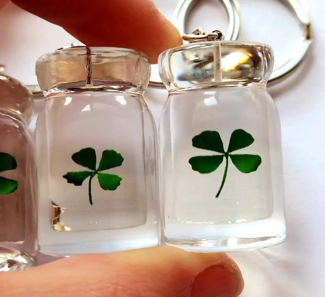 10 pcs Unique Dried Four leaf clover Keychain Fashion Colorful Real Floral Creative Resin Epoxy Immortal Shamrock Jewelry