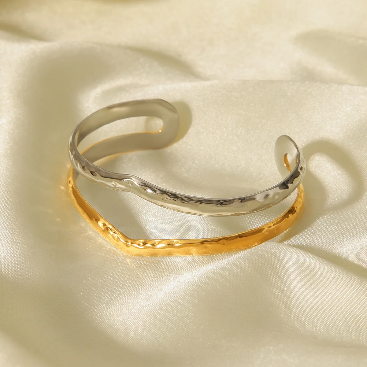 Gold and silver color-block double-layer hammered pattern line hollow open bangle for women, high-end jewelry