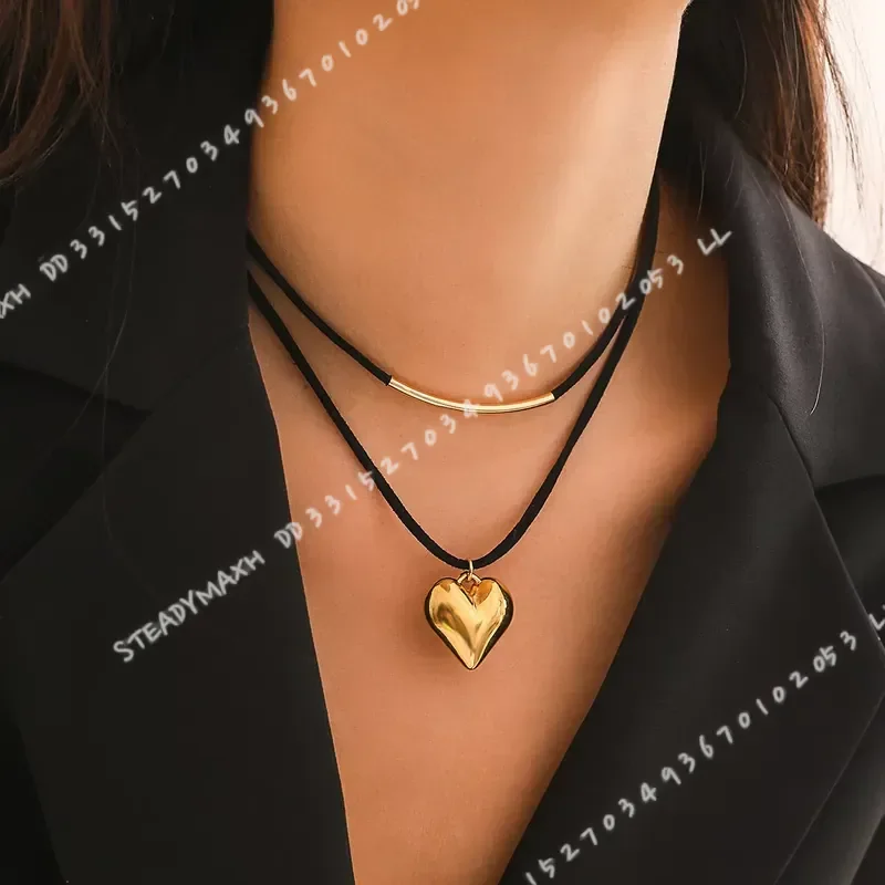 Gothic Black Velvet Choker Necklace with Small Love Heart Pendant for Women Elegant Adjustable Chain Aesthetic Wedding