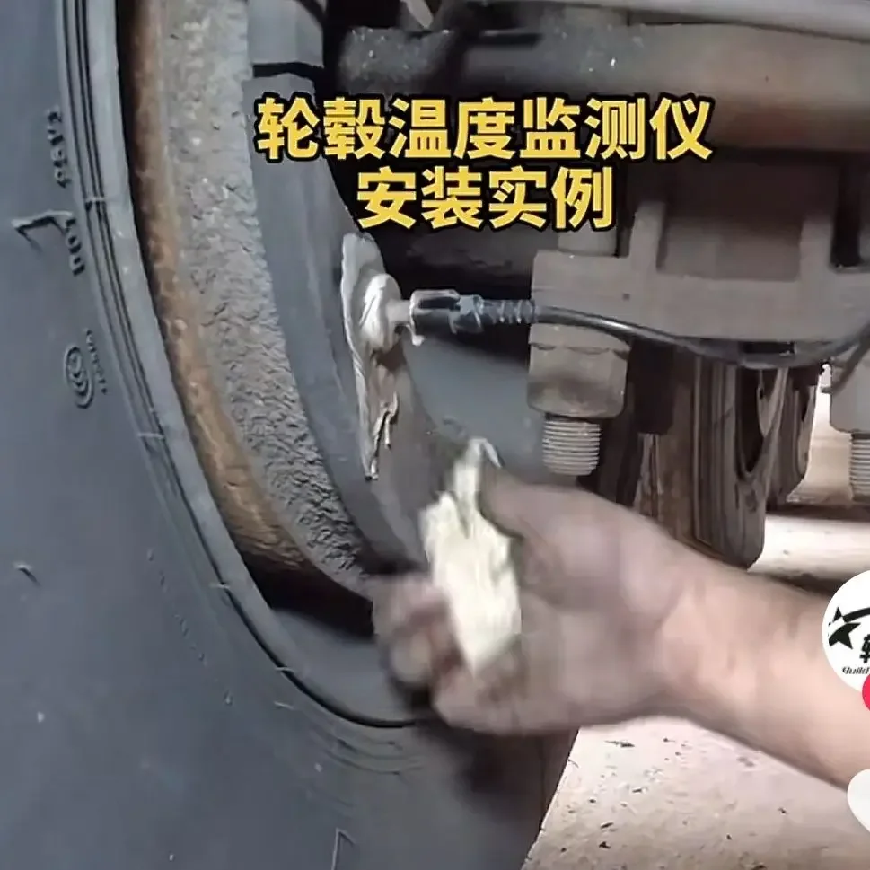 

2025 24 В для измерения температуры ступицы колеса грузовика HS-659 Четырехсторонняя сигнализация температуры Монитор температуры и влажности
