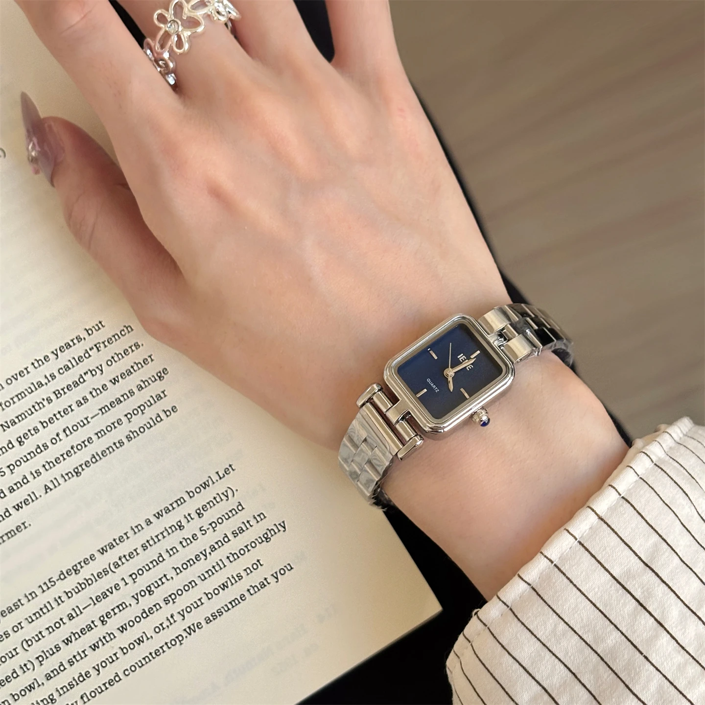 New FashionableClassicSimple Square Women'S Watch With Steel Strap And ChainA Versatile Quartz Watch, A Perfect Gift For Women.