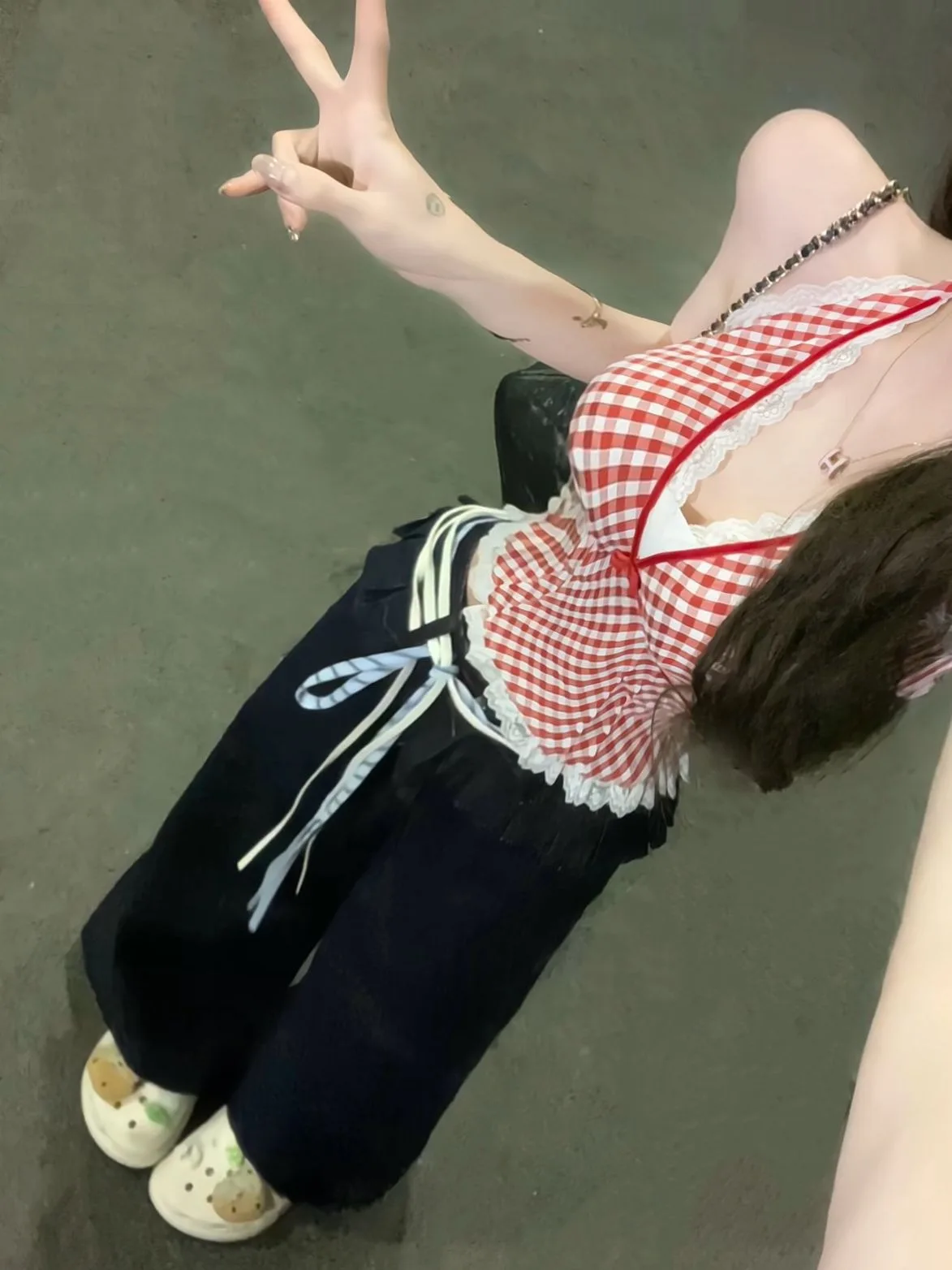 

Красный клетчатый топ с кружевной отделкой и V-образным вырезом, женский летний корейский дизайн, укороченный топ с узлом, майка для повседневной носки