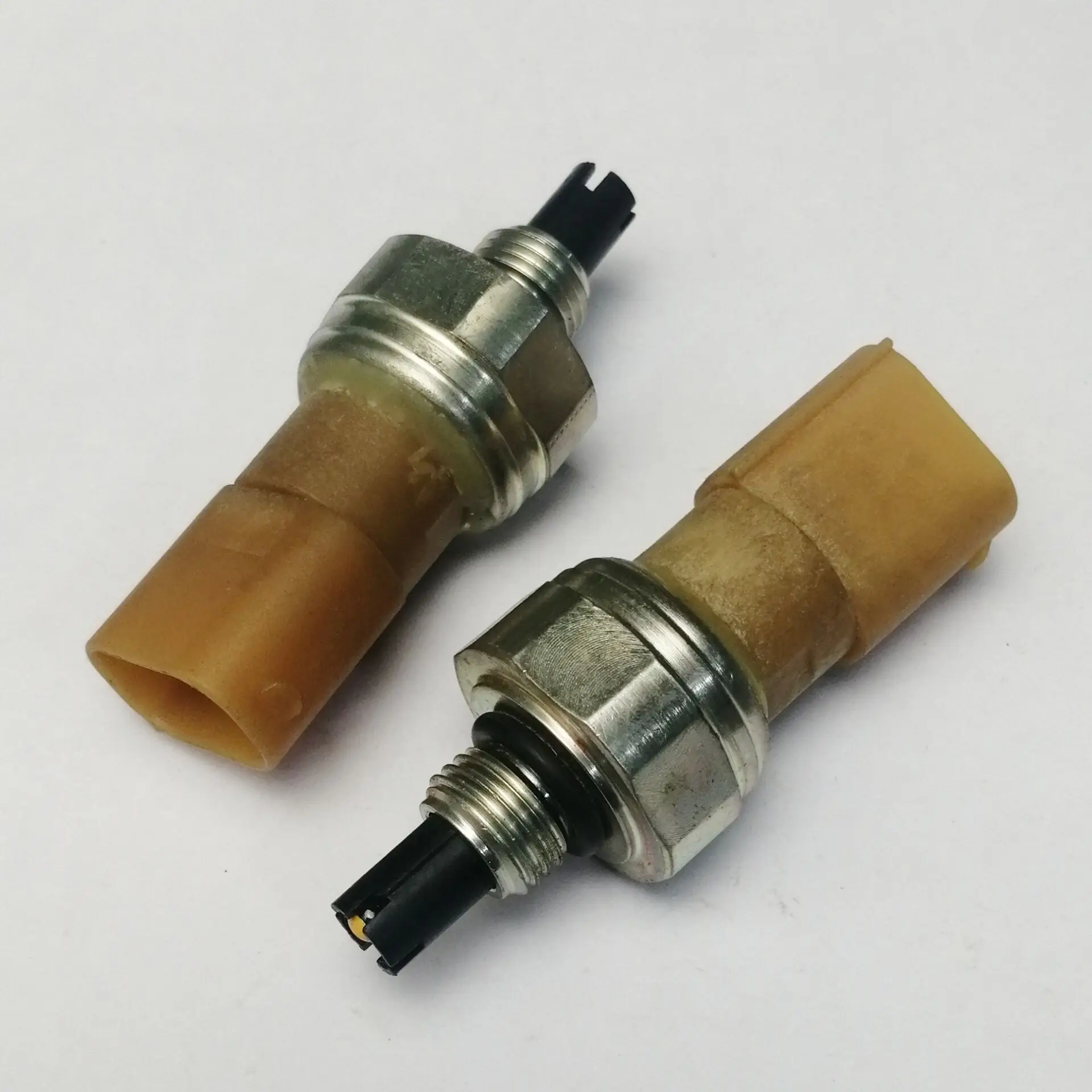 

52CP46-01 is suitable for automotive dual constant temperature air conditioner temperature and pressure switch sensor four pins