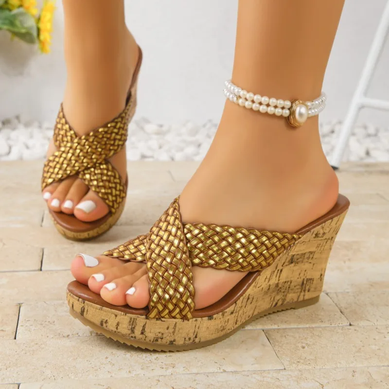 شباشب نسائية ذات نعل سميك صغير 2025 ملابس صيفية جديدة صنادل إسفين مع صنادل وشباشب تنورة