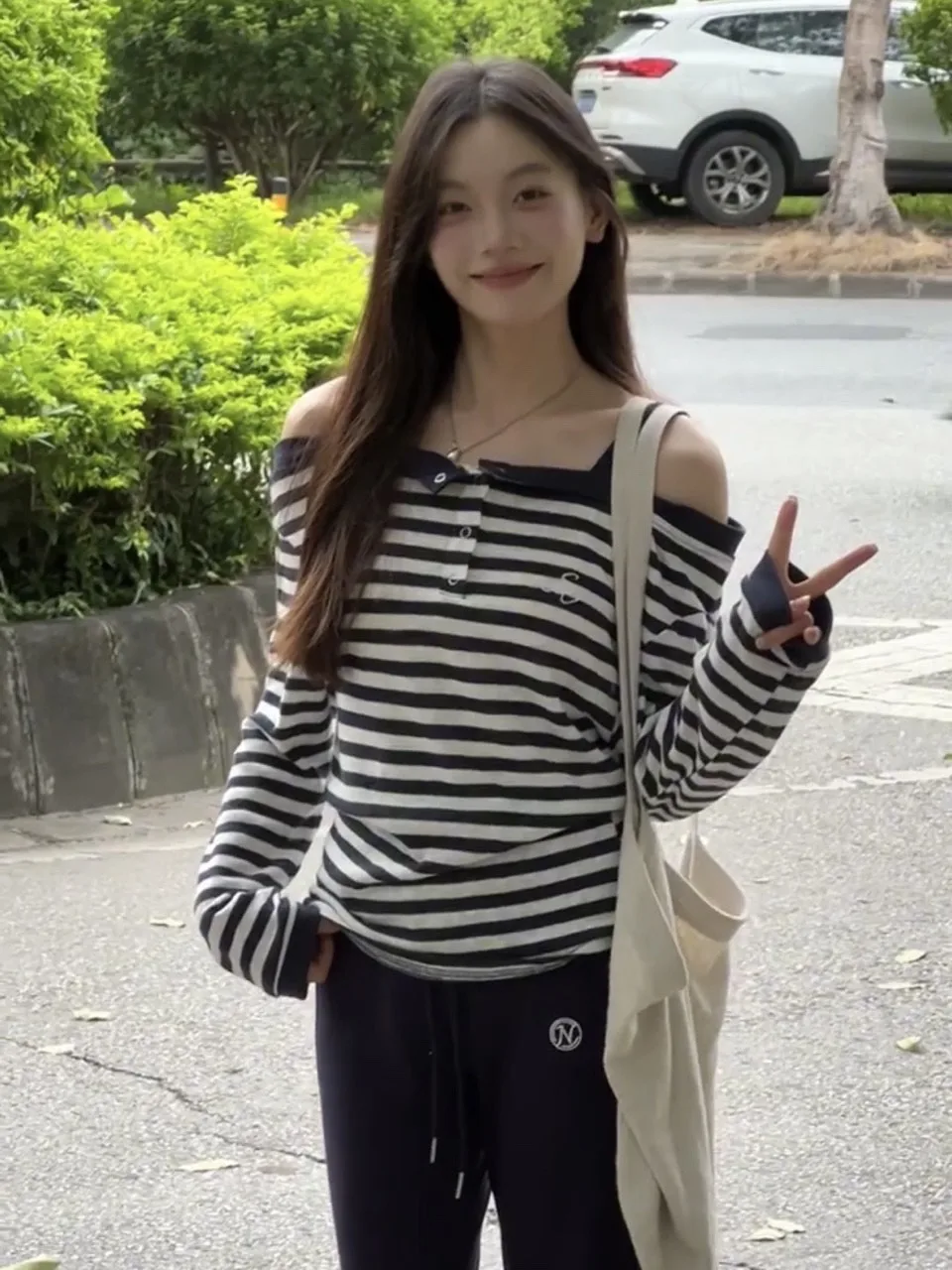 Luźna, długa koszulka w paski, damska, koreańska, z jednym ramieniem, bazowa koszulka, jesienny design, casualowa, wygodna bluzka.