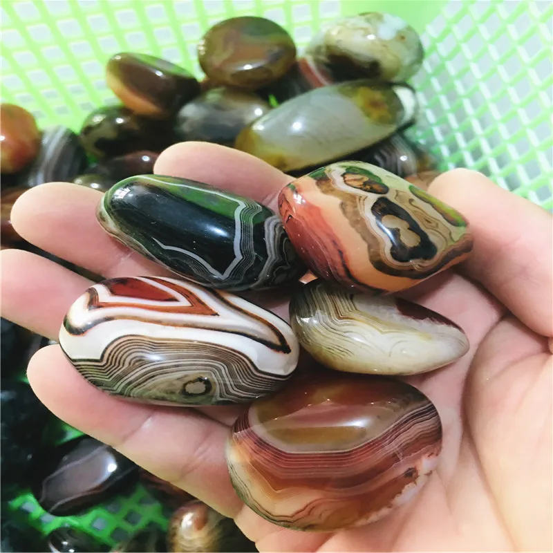 Natural crystal, silk and agate accompany, hold a rolling stone and massage stone in hand