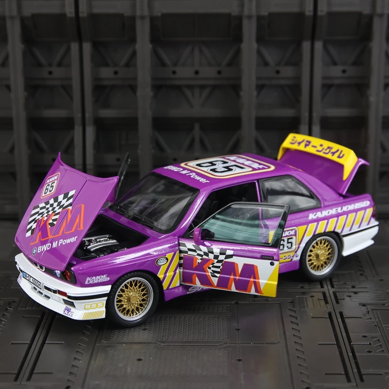 Simulação 1:24 BMW M3 versão pintada modelo de carro em liga metálica, portas e capô do motor, porta-malas pode ser aberta, decorações de som e luz