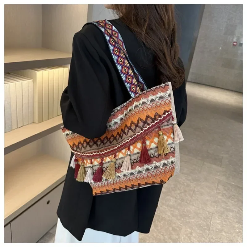 Large Capacity Ethnic Style Fashion Elegant Handbag 2024 Autumn New Style Shoulder Bag for Women Commuter Tote Clutch Purse