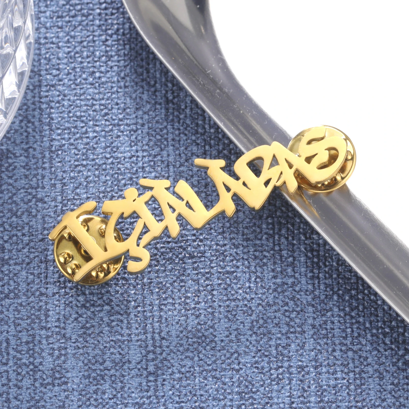 Skyrim Personalisierte Namensbrosche aus Edelstahl, Individuelles Namensschild, Trendiger Schmuck, Geschenk für Frauen und Männer – Detail 9