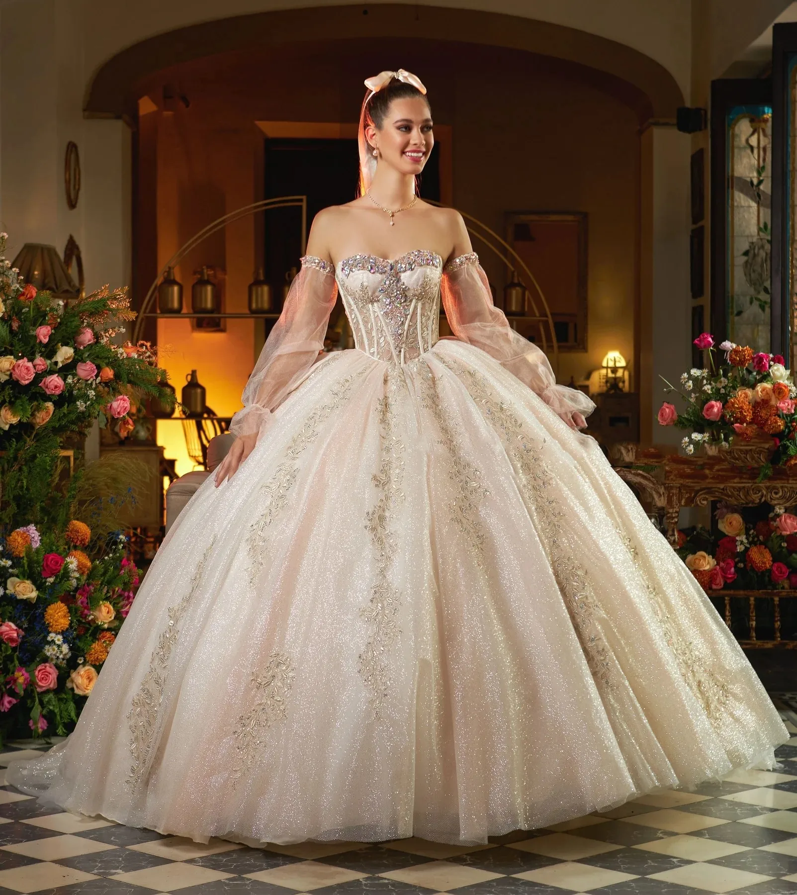 Gaun Quinceanera Sampanye Gaun Bola Sweetheart Tulle Applique Kristal Puffy Mexico Manis 16 Gaun 15 Anos