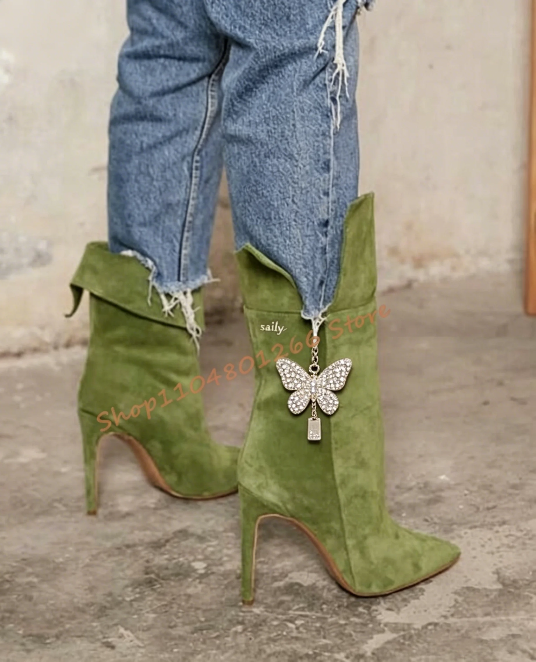 

Зеленые замшевые женские сапоги на тонком каблуке с острым носком, высокие до середины икры