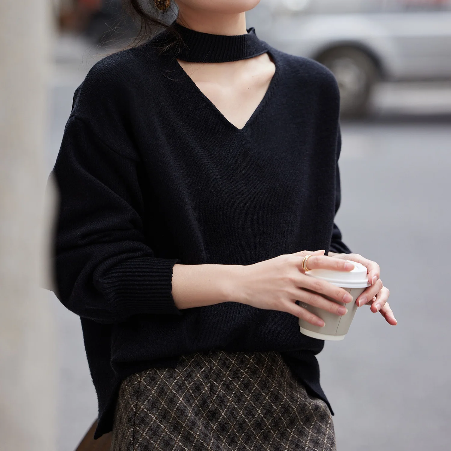 

2025 Autumn and Winter New Hanging Neck V-neck Sweater Women's Base Shirt, Versatile Inside, Long Sleeved Outside Top