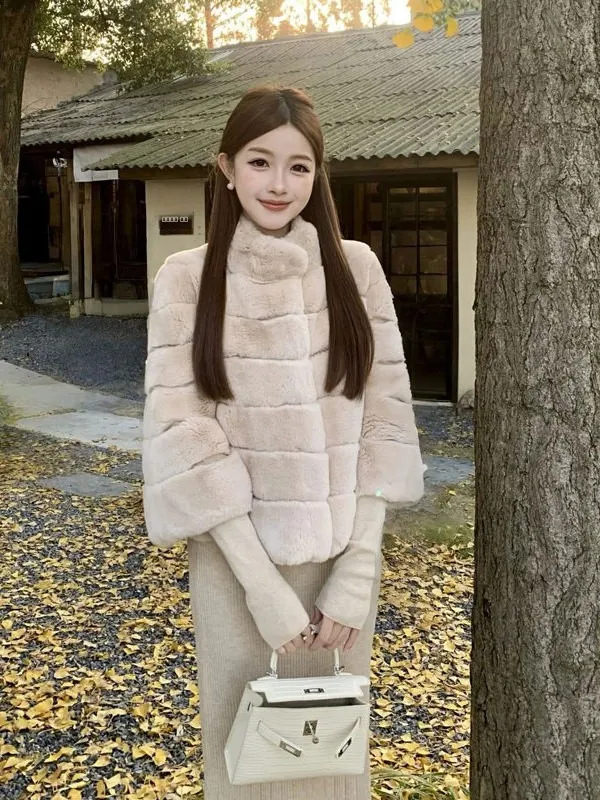 スリムフィットで暖かい環境に優しいレザーファーのジャケット、レトロなレディースウィンドジャケット、2025年冬のファッショナブルなアウターウェア、若い女性向け