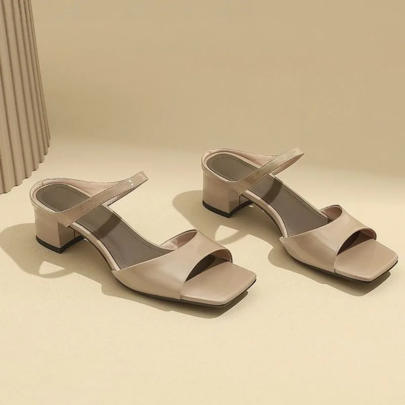 Sommer Neue Blockabsatz-Sandalen mit eckiger Zehenpartie zum Hineinschlüpfen, Blockabsatz, Kitten Heel, Lackleder-Sandalen