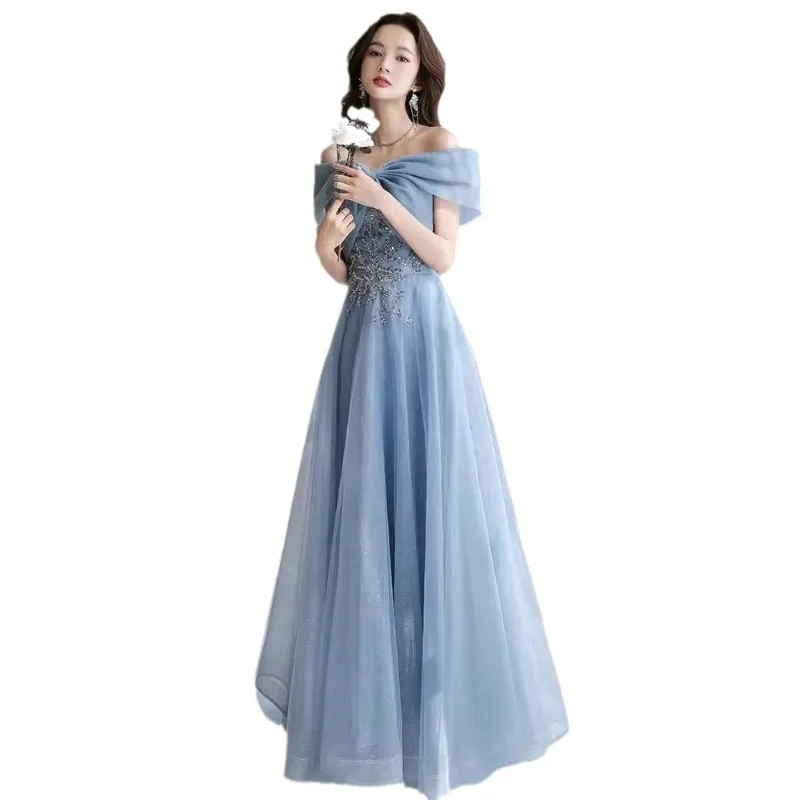 2025 Abito da sera estivo da donna con una spalla e cinturino blu con fiocco glitterato, abito da esame artistico per banchetti alla moda