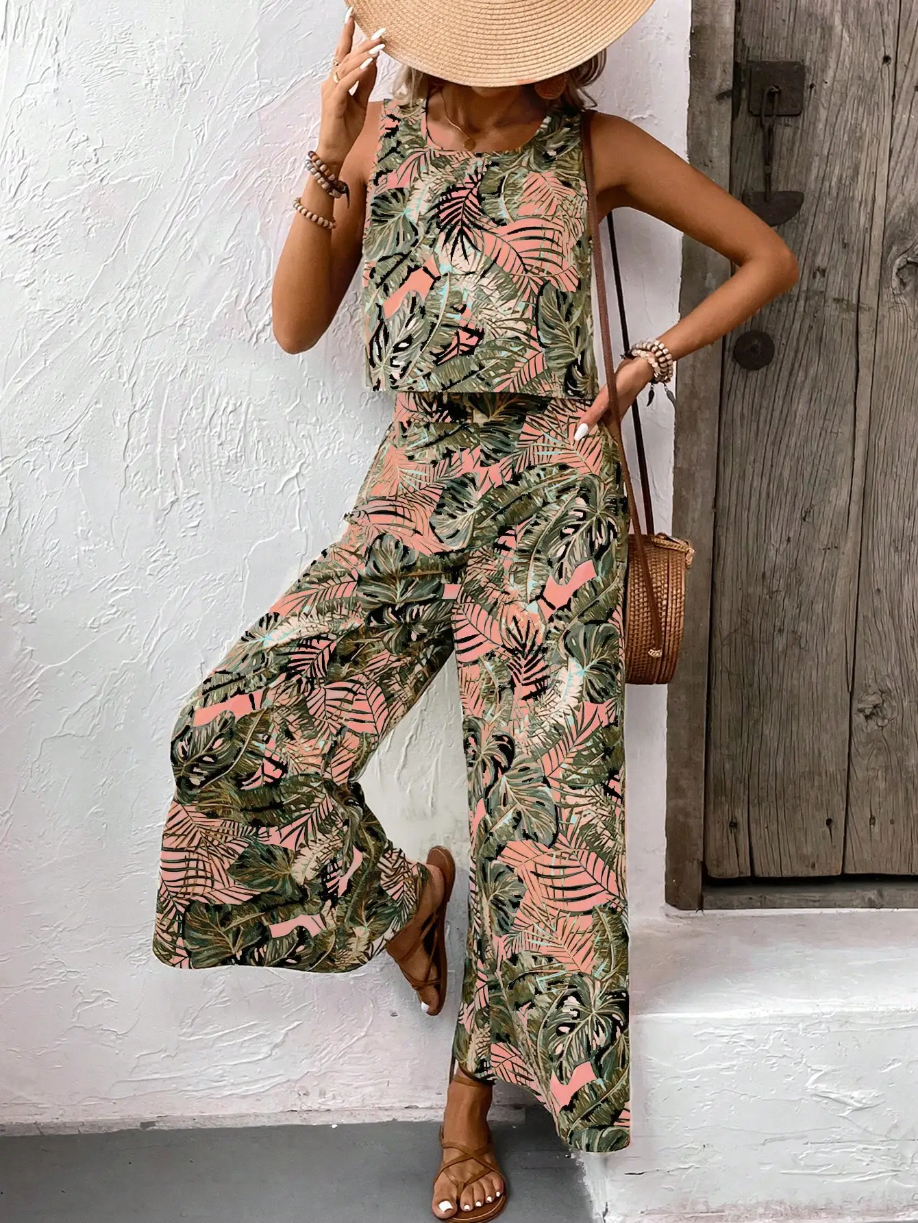 Summer Vacation Clothing Women - طقم نسائي من قطعتين بطبعة أوراق