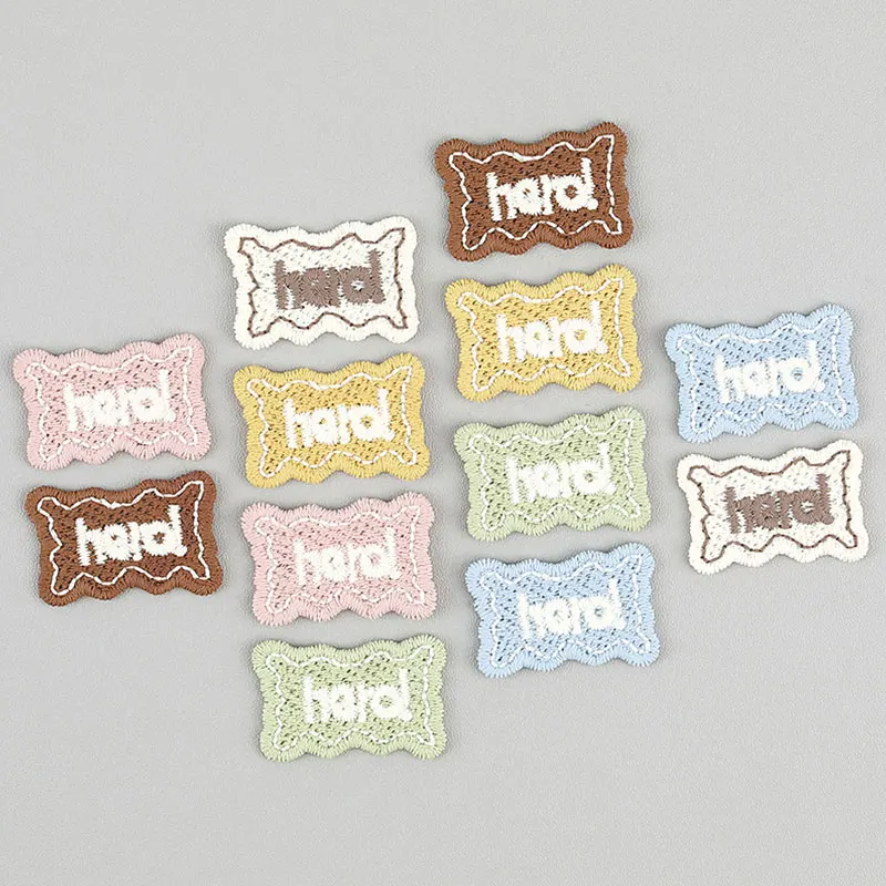100 Stück 2x3,1cm Quadratische Buchstaben-Stickerei-Aufnäher für DIY Schuhe Hüte Hosen Socken - Kleidungszubehör Etiketten – Detail 4